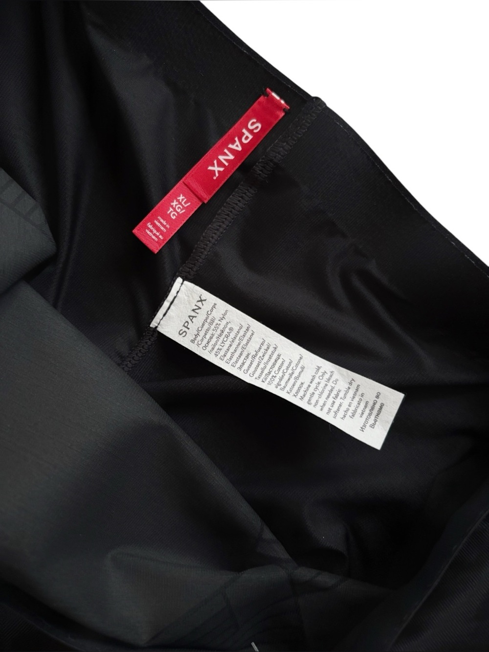 SPANX Thinsticts® 2.0 Mid-Thigh Shorts. Retail $58. - Picture 6 of 7